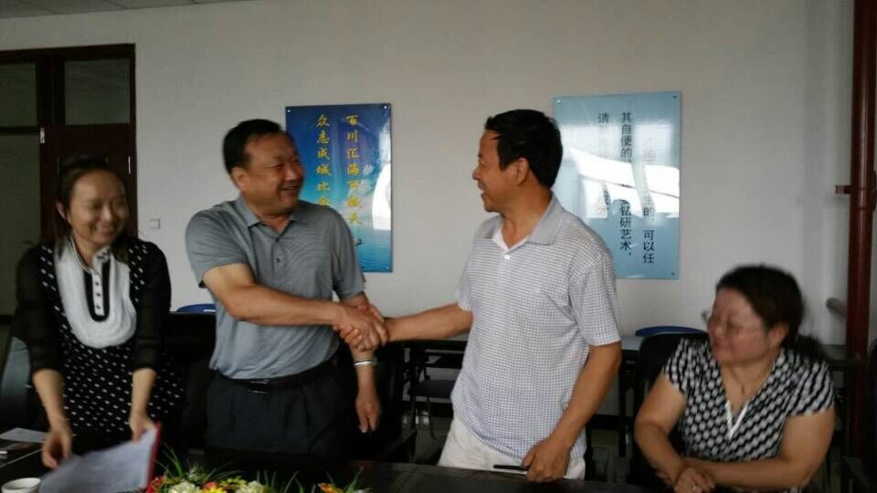 公司周丹华总经理与新疆第二师农科所签定检测技术合作协议.jpg